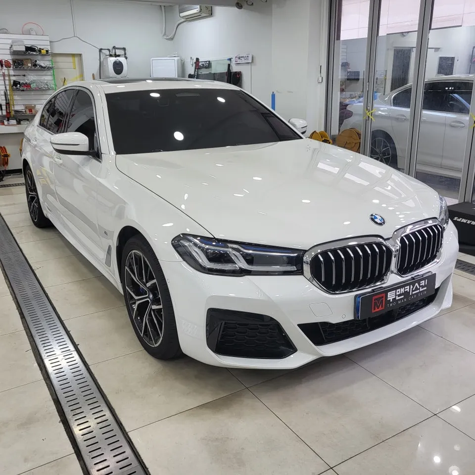 BMW 5 Series G30 カーラッピング事例：費用目安と仕上がり 施工写真 2-1