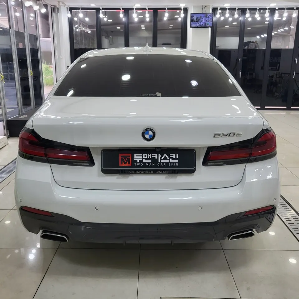 BMW 5 Series G30 カーラッピング事例：費用目安と仕上がり 施工写真 3-1