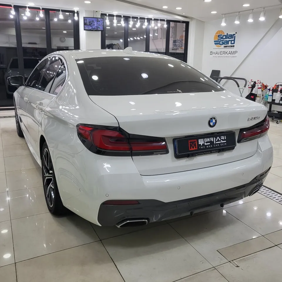 BMW 5 Series G30 カーラッピング事例：費用目安と仕上がり 施工写真 1-2