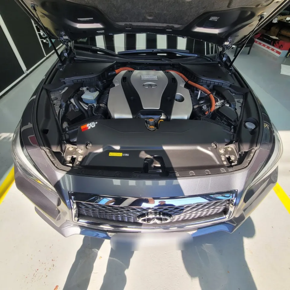 Infiniti Q50のカーラッピング事例:費用目安と仕上がり 施工写真 2-1