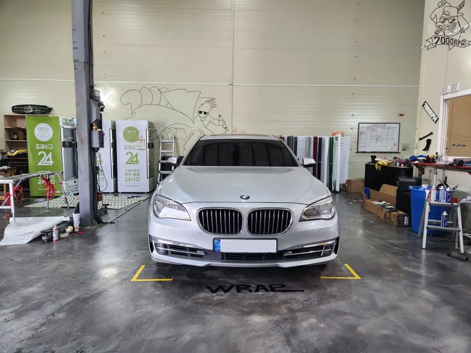 BMW 7 Seriesのカーラッピング事例｜3Mサテンダークグレー 写真
