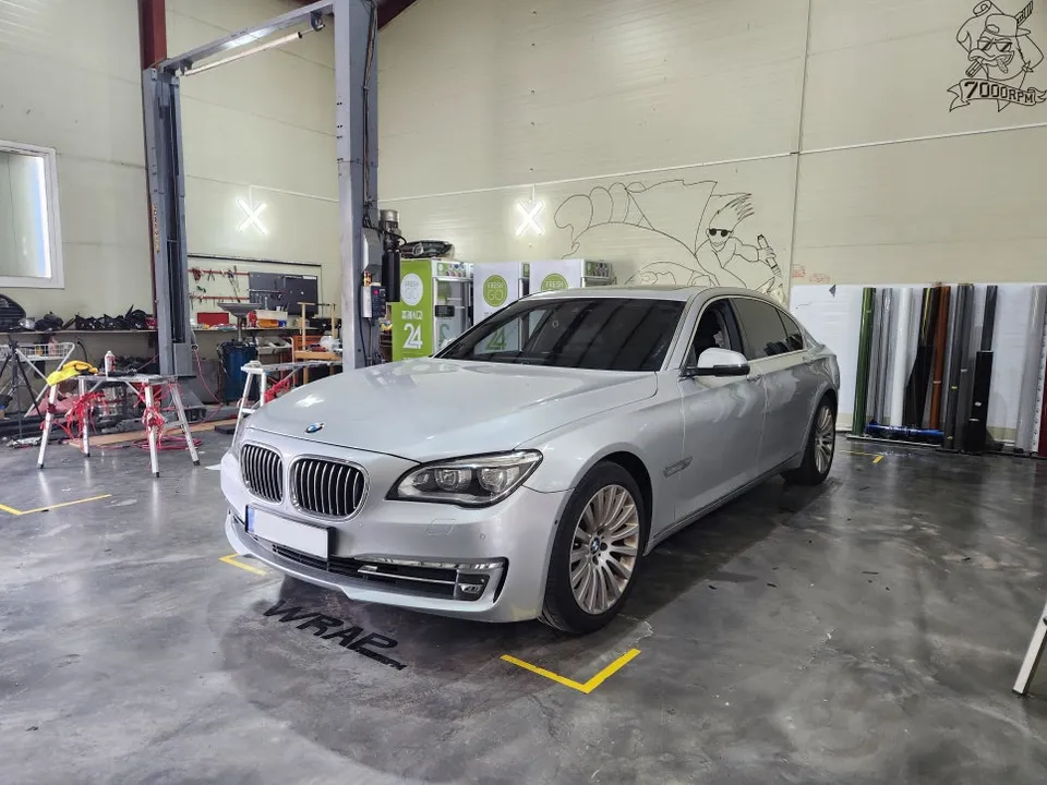 BMW 7 Seriesのカーラッピング事例｜3Mサテンダークグレー 施工写真 1-1