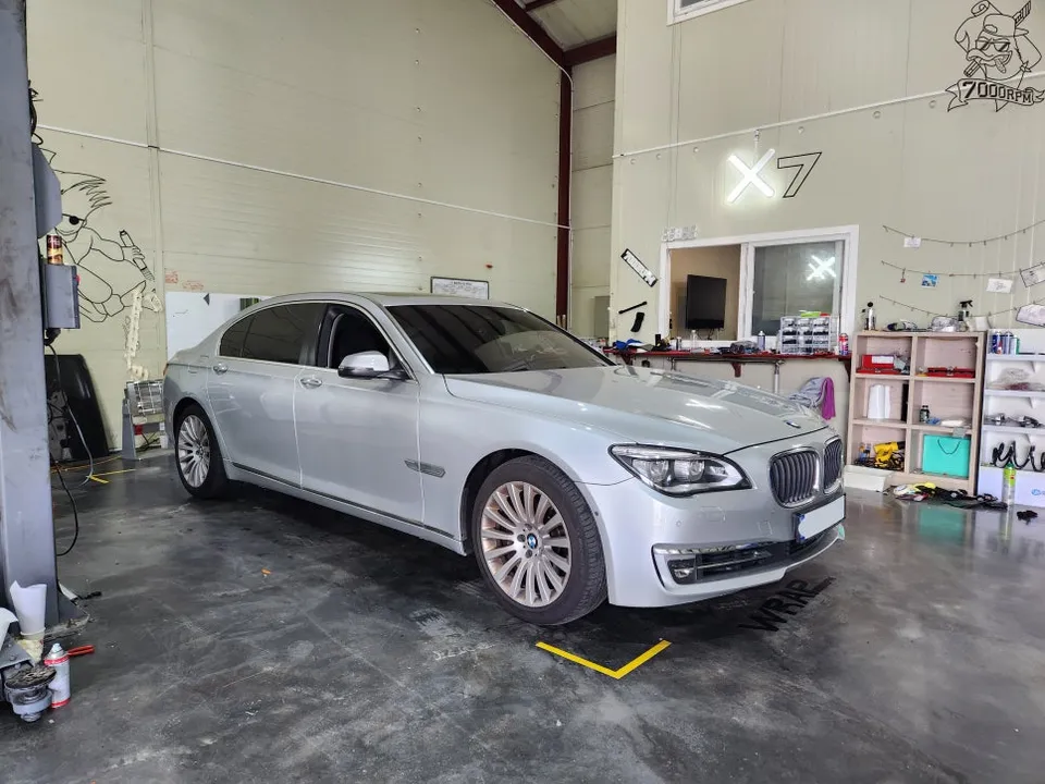 BMW 7 Seriesのカーラッピング事例｜3Mサテンダークグレー 施工写真 2-1