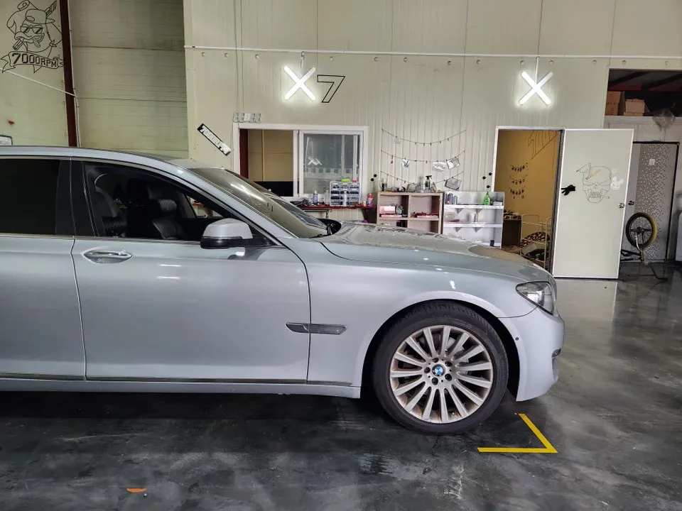 BMW 7 Seriesのカーラッピング事例｜3Mサテンダークグレー 施工写真 3-1