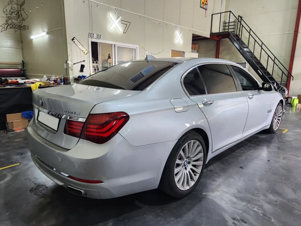 BMW 7 Seriesのカーラッピング事例｜3Mサテンダークグレー 施工写真 1-2