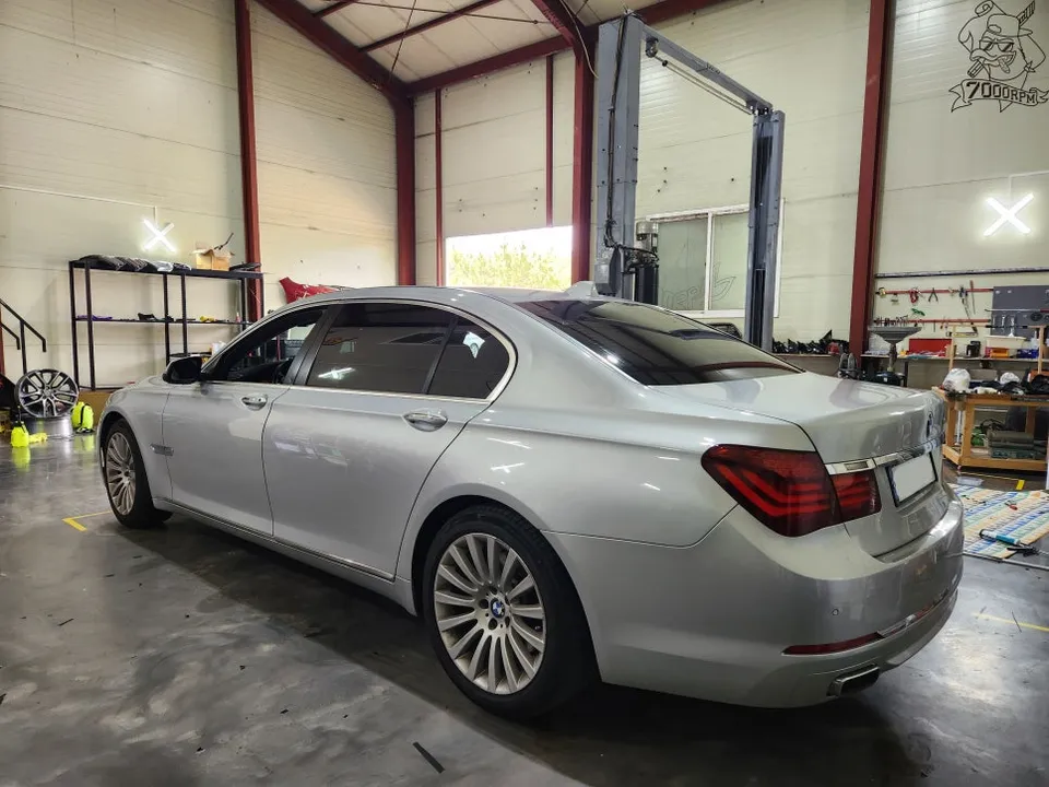 BMW 7 Seriesのカーラッピング事例｜3Mサテンダークグレー 施工写真 2-2