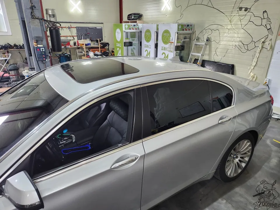 BMW 7 Seriesのカーラッピング事例｜3Mサテンダークグレー 施工写真 3-2