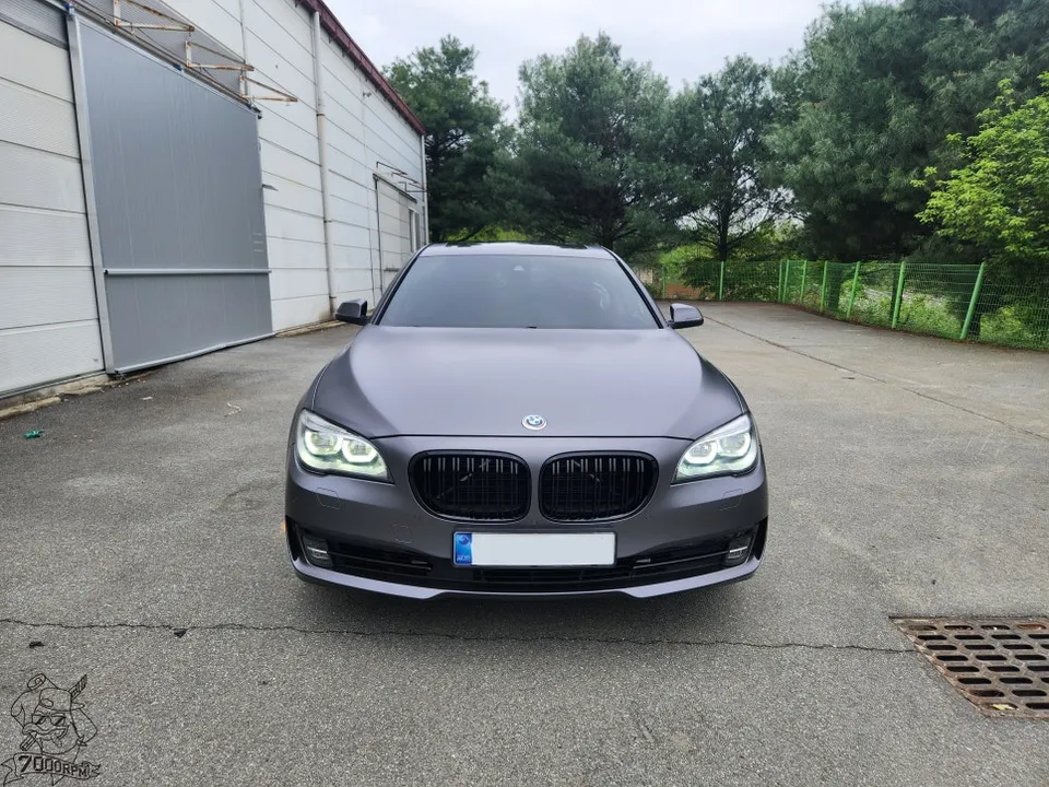 BMW 7 Seriesのカーラッピング事例｜3Mサテンダークグレー 施工写真 1-3