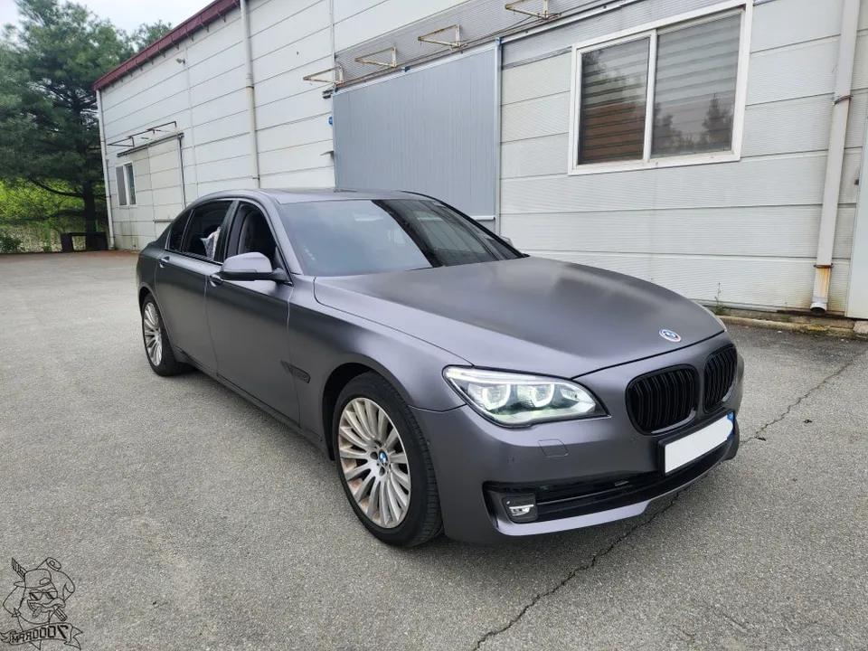 BMW 7 Seriesのカーラッピング事例｜3Mサテンダークグレー 施工写真 2-3