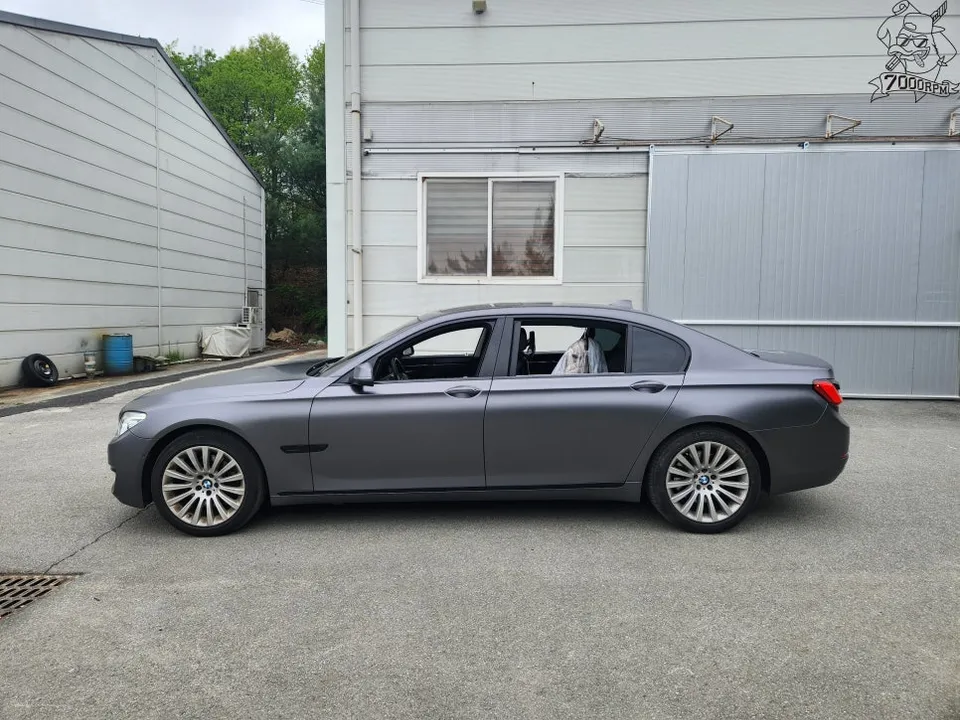BMW 7 Seriesのカーラッピング事例｜3Mサテンダークグレー 施工写真 3-3