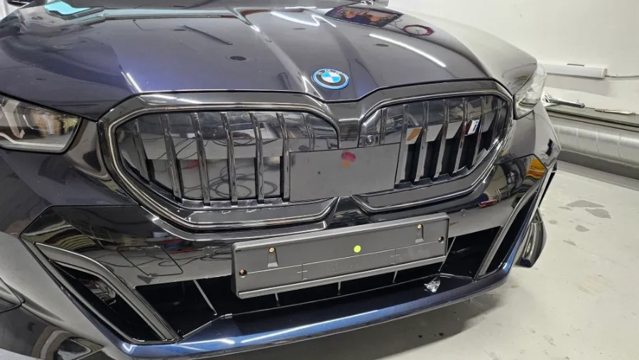 BMW i5のカーラッピング事例｜グリルクロームの印象変更 施工写真 2-2
