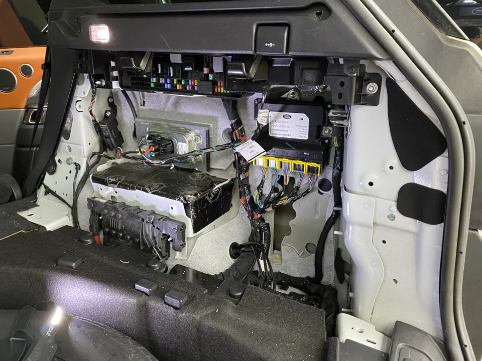 Land Rover Range Rover Sport dash cam - Land Rover Range Rover Sport Dash Cam Installation - Extended Par photo 3