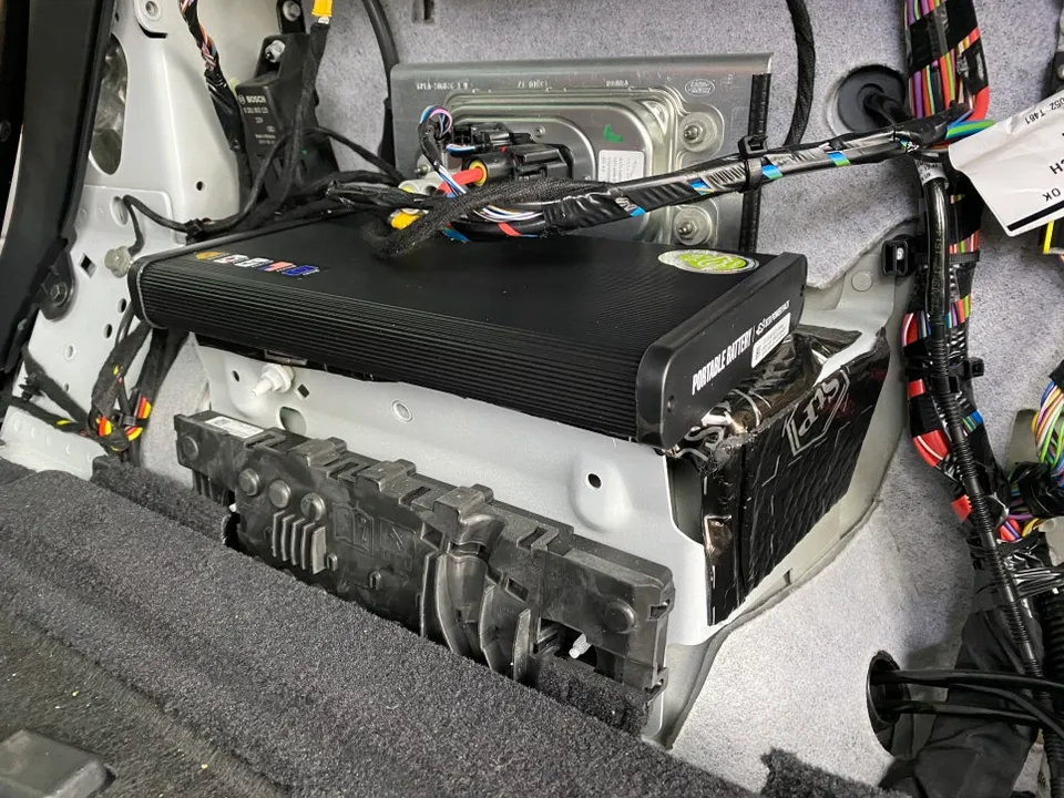 Land Rover Range Rover Sport dash cam - Land Rover Range Rover Sport Dash Cam Installation - Extended Par photo 4