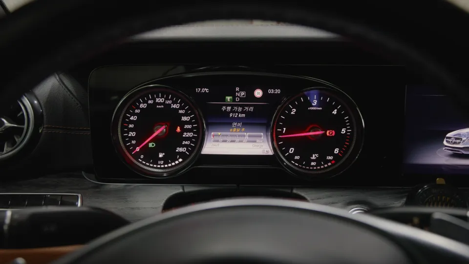Mercedes-Benz E-Class W213 ambient lighting review