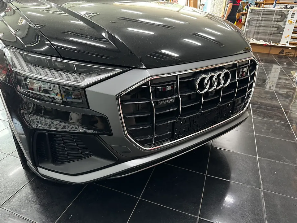 Audi Q8のカーラッピング事例|クローム除去でスポーティに 施工写真 2-1