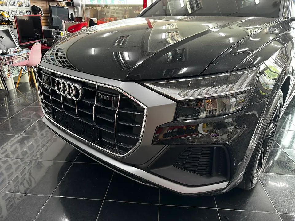 Audi Q8のカーラッピング事例|クローム除去でスポーティに 施工写真 3-1