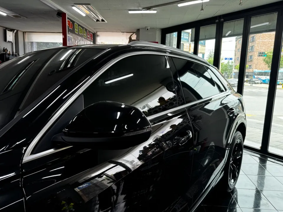 Audi Q8のカーラッピング事例|クローム除去でスポーティに 施工写真 1-3