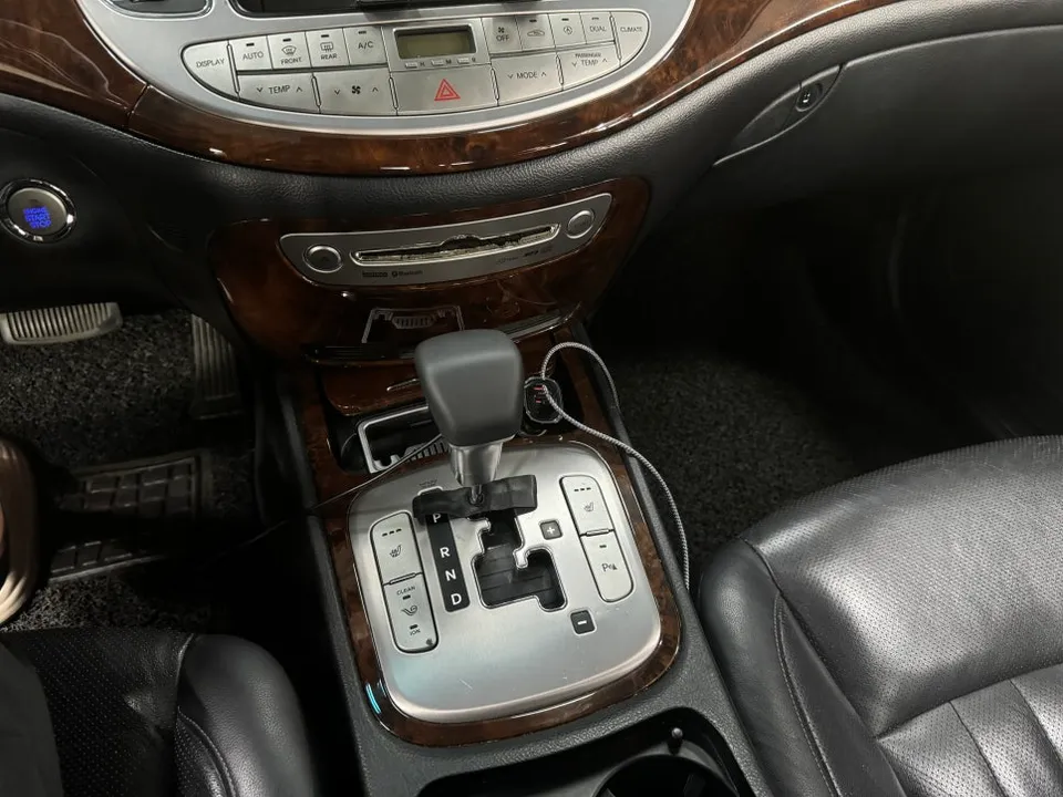 Genesis BH vinyl wrap - Genesis BH Vinyl Wrap Review: Interior Upgrade photo 4