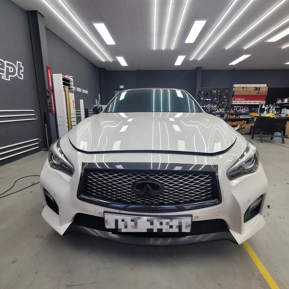 Infiniti Q50のグリル交換&サイドスカートラッピング事例 施工写真 2-1
