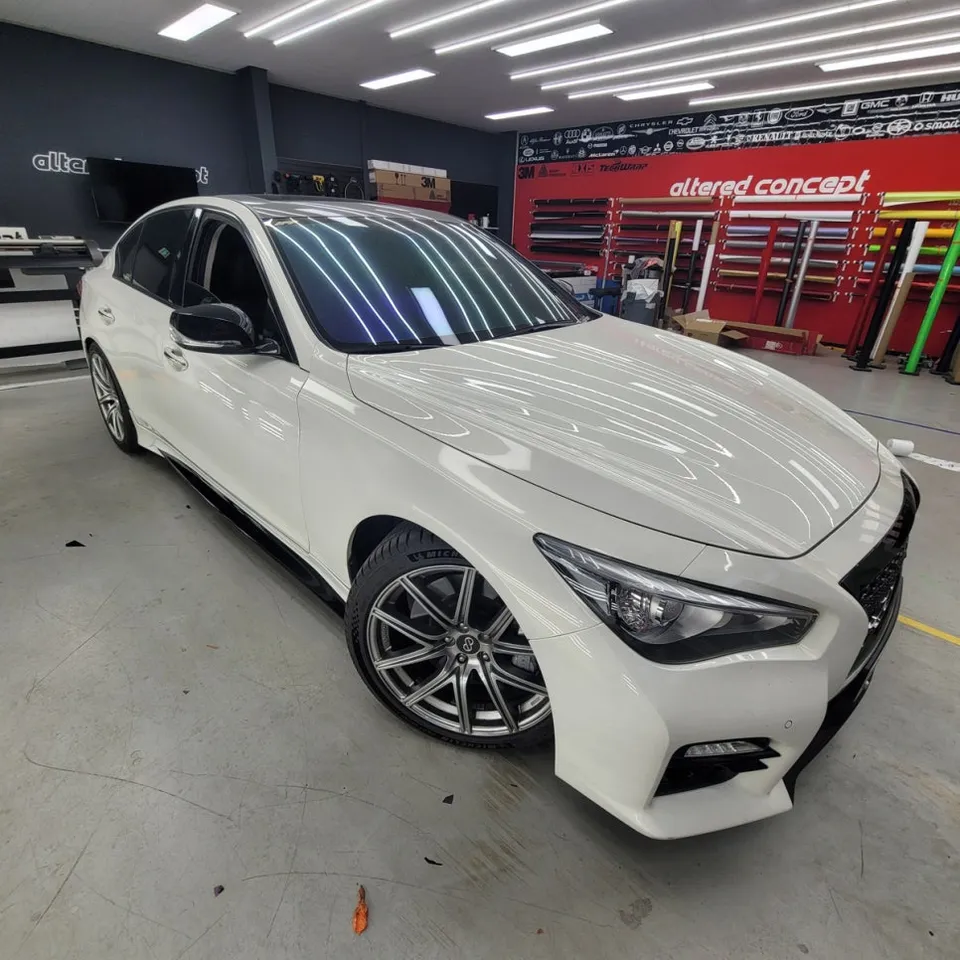Infiniti Q50のグリル交換&サイドスカートラッピング事例 施工写真 2-3
