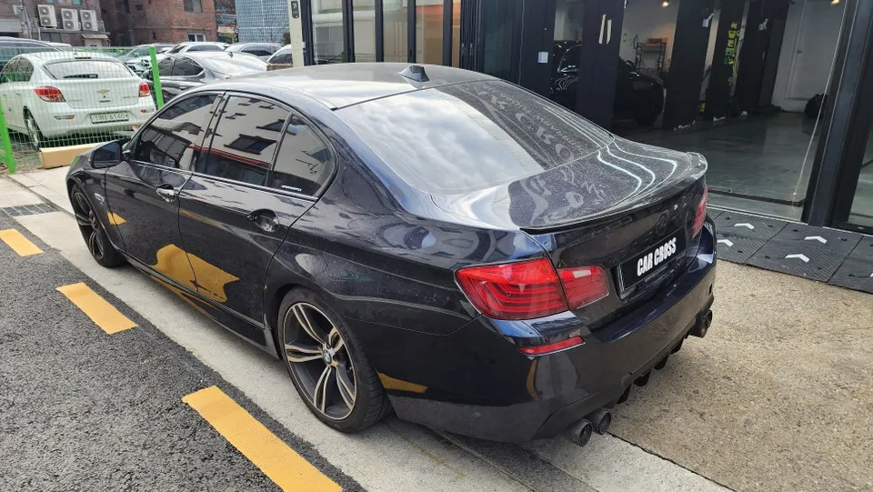 BMW 5 Series F10 サテンブラックラッピング事例 施工写真 2-1