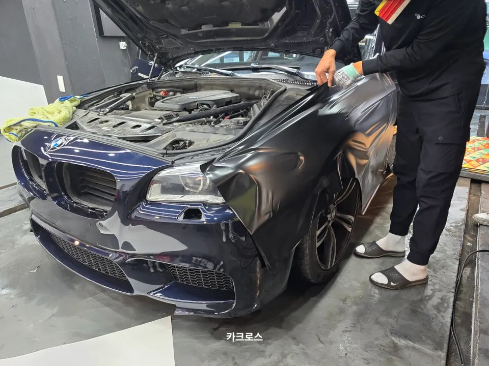 BMW 5 Series F10 サテンブラックラッピング事例 施工写真 3-2