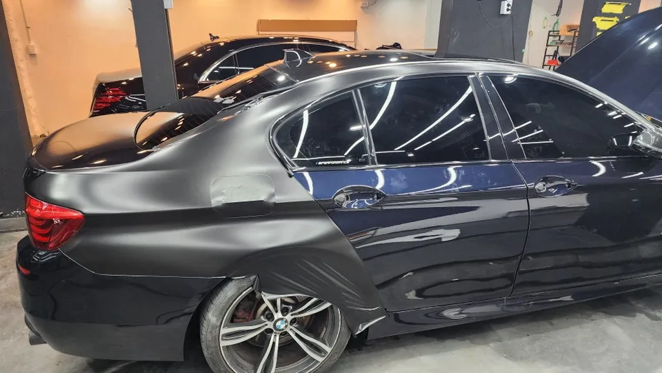 BMW 5 Series F10 サテンブラックラッピング事例 施工写真 2-3