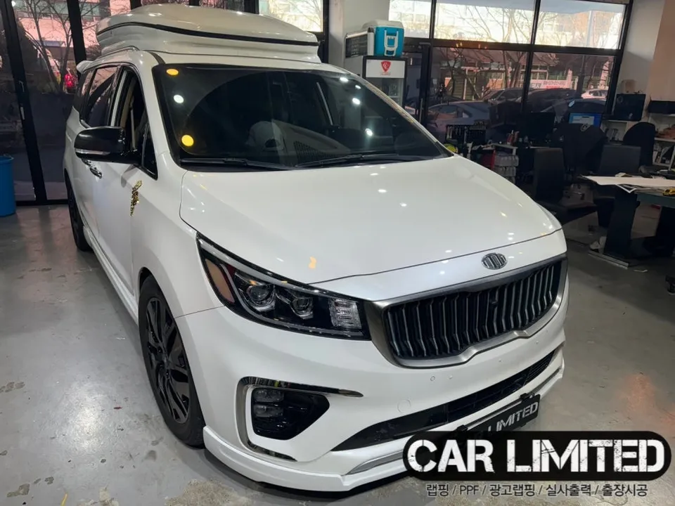Kia Carnivalのカーラッピング事例 施工写真 4-2