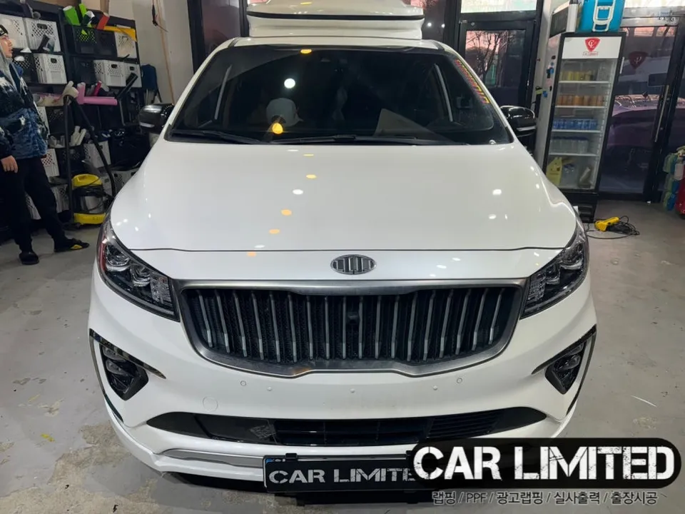 Kia Carnivalのカーラッピング事例 施工写真 1-3