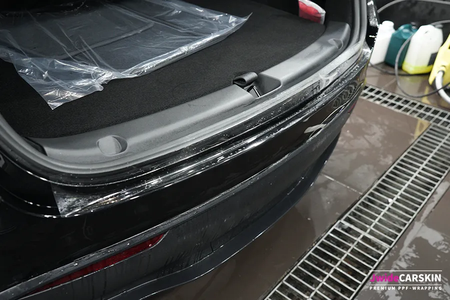 Tesla Model YのPPF施工事例|費用目安と仕上がり 施工写真 1-2