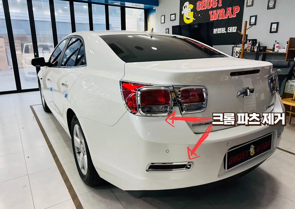 Chevrolet Malibuのカーラッピング事例｜クローム除去＆ピラー交換 施工写真 3-1