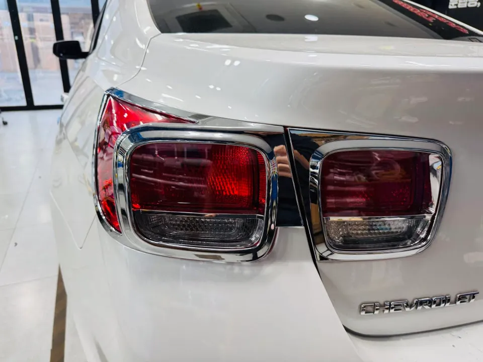 Chevrolet Malibuのカーラッピング事例｜クローム除去＆ピラー交換 施工写真 2-2