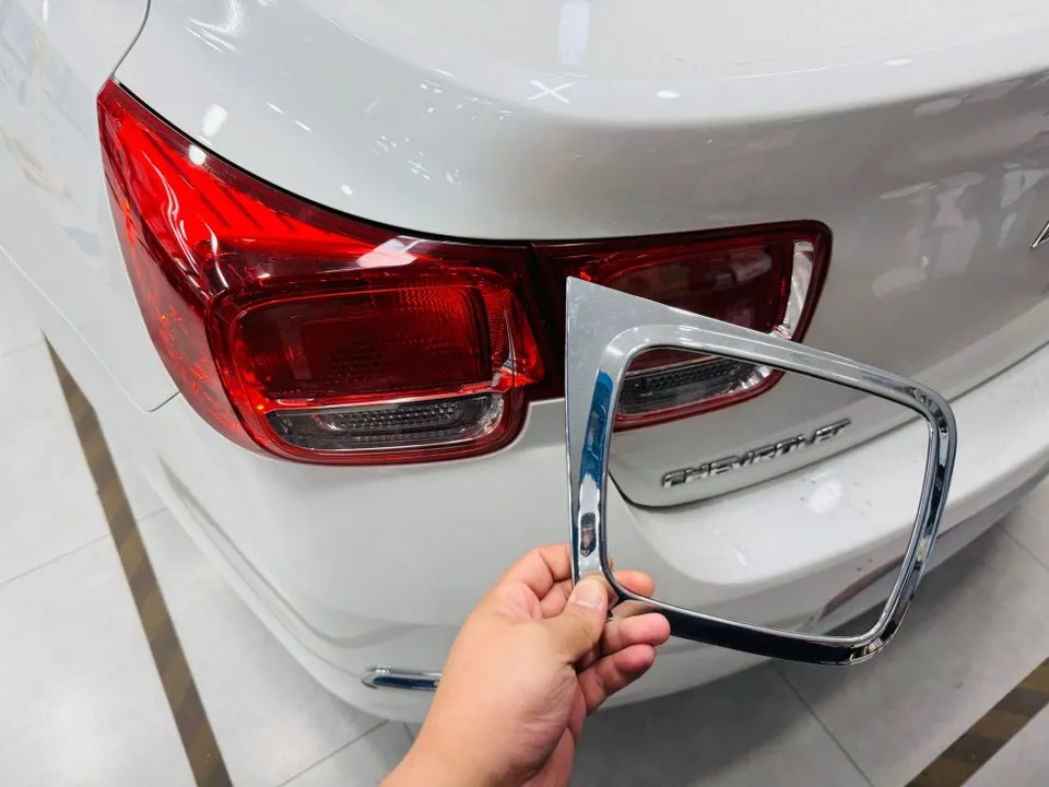 Chevrolet Malibuのカーラッピング事例｜クローム除去＆ピラー交換 施工写真 3-3