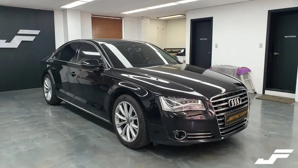 Audi A8のカーラッピング事例|内装ウッドトリムをブラックに 施工写真 1-1