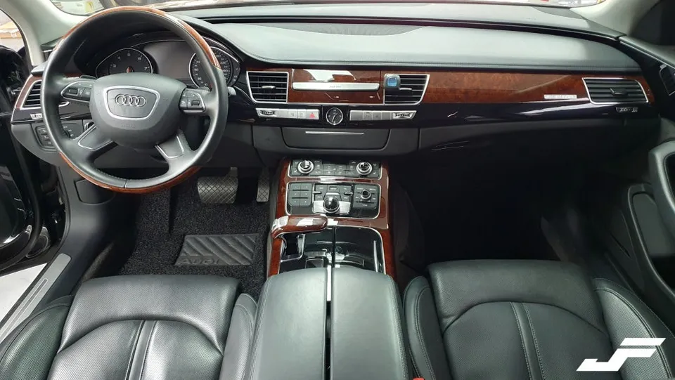 Audi A8のカーラッピング事例|内装ウッドトリムをブラックに 施工写真 2-1
