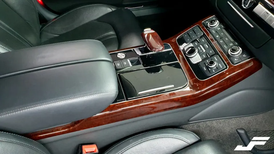 Audi A8のカーラッピング事例|内装ウッドトリムをブラックに 施工写真 3-1