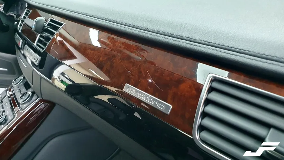 Audi A8のカーラッピング事例|内装ウッドトリムをブラックに 施工写真 2-2