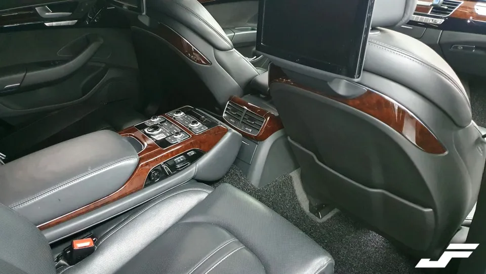 Audi A8のカーラッピング事例|内装ウッドトリムをブラックに 施工写真 3-2
