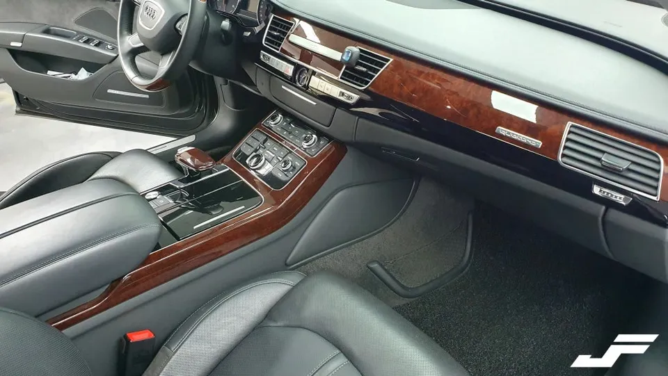 Audi A8のカーラッピング事例|内装ウッドトリムをブラックに 施工写真 1-3