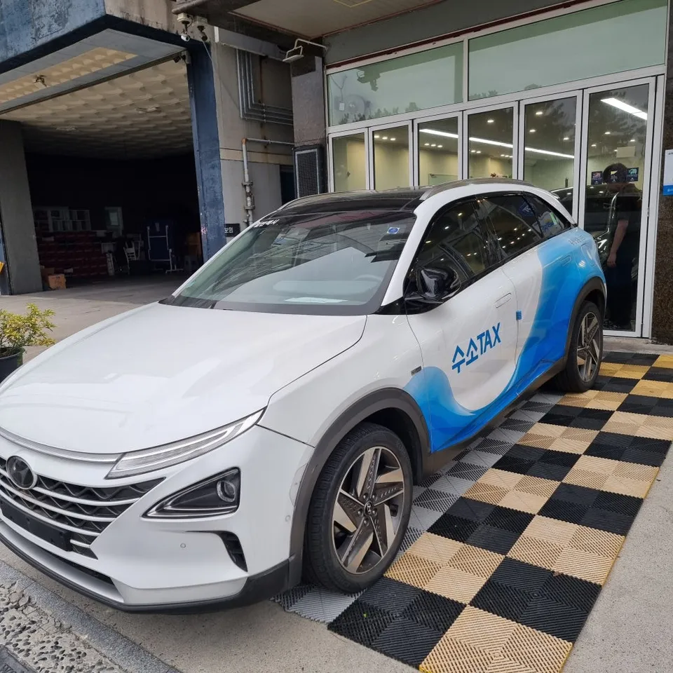 Hyundai NEXOのカーラッピング事例:ミリタリー仕様への変身 施工写真 1-2