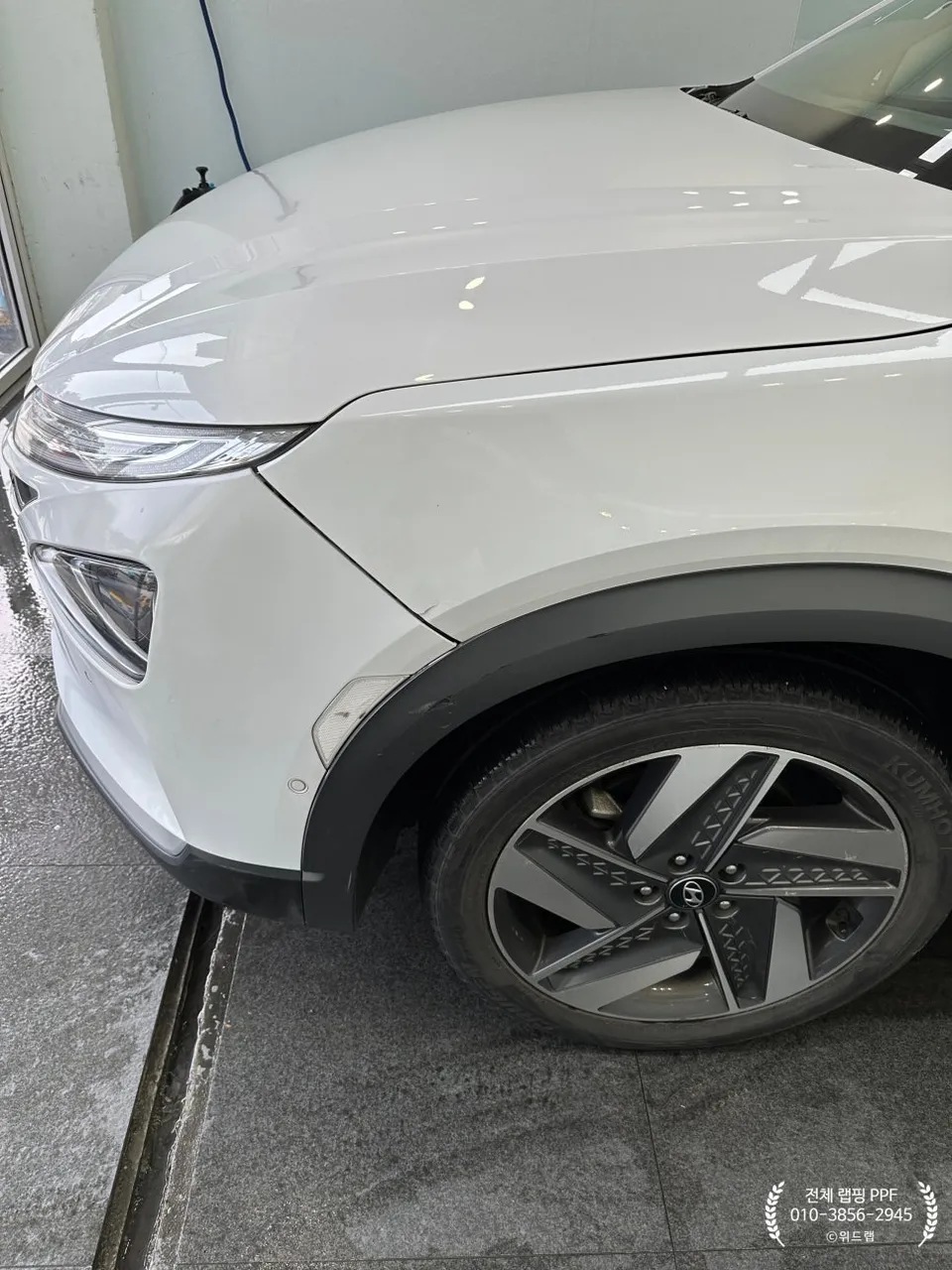 Hyundai NEXOのカーラッピング事例:ミリタリー仕様への変身 施工写真 4-2