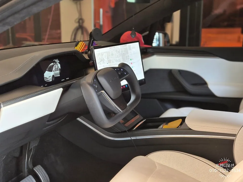 Tesla Model X steering wheel - Tesla Model X Steering Wheel Customization Review photo 3