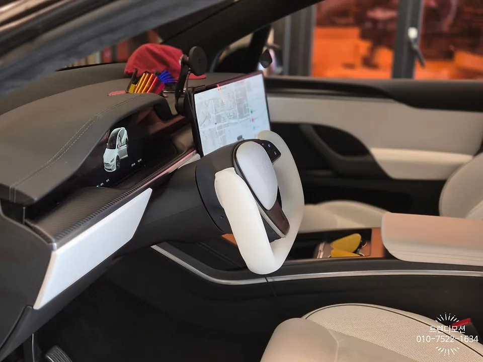 Tesla Model X steering wheel - Tesla Model X Steering Wheel Customization Review photo 4