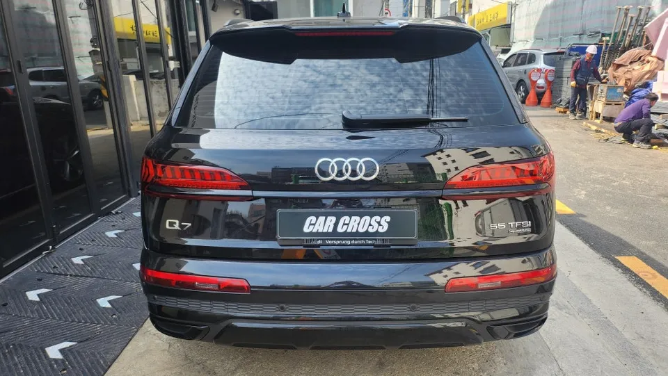 Audi Q7のPPF施工事例｜傷から守るプロテクションフィルム 施工写真 3-1