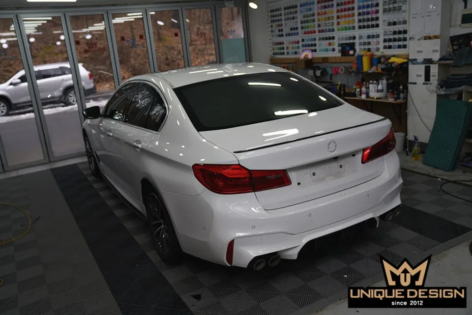 BMW 5 Series G30 カーラッピング事例:サテンブラックで高級感UP 施工写真 3-1