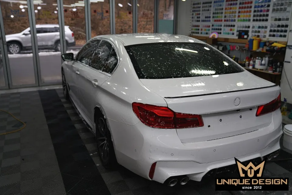 BMW 5 Series G30 カーラッピング事例:サテンブラックで高級感UP 施工写真 1-2