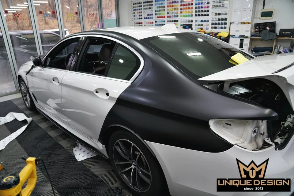 BMW 5 Series G30 カーラッピング事例:サテンブラックで高級感UP 施工写真 1-3