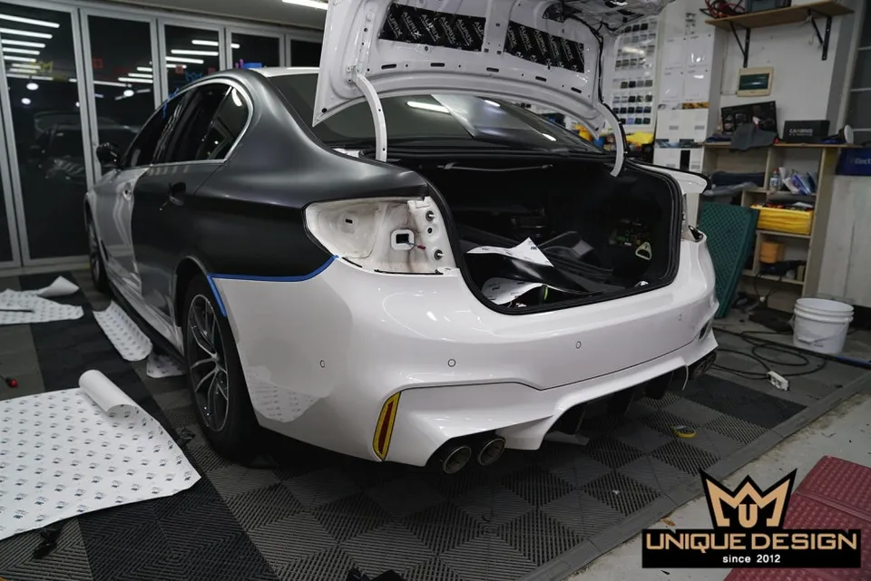 BMW 5 Series G30 カーラッピング事例:サテンブラックで高級感UP 施工写真 2-3