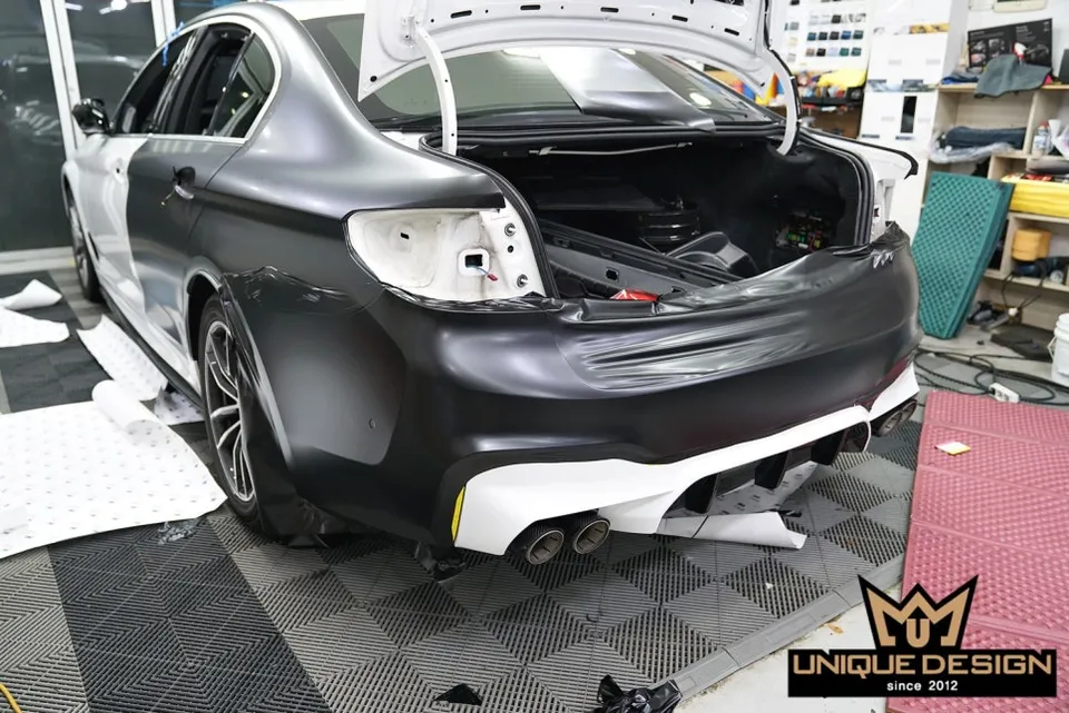 BMW 5 Series G30 カーラッピング事例:サテンブラックで高級感UP 施工写真 3-3