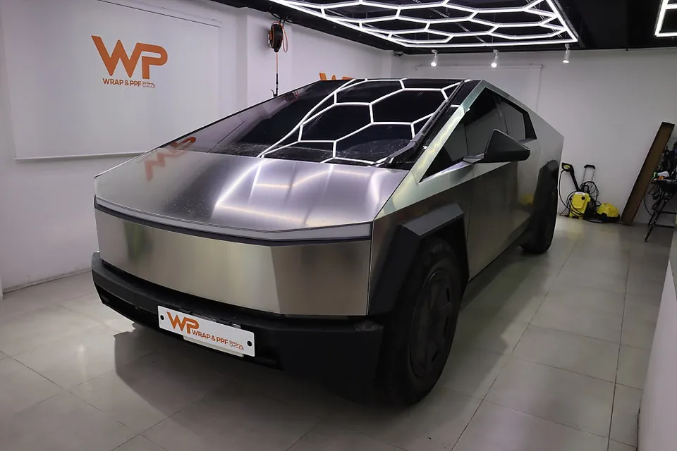 Tesla Cybertruckのカーラッピング事例：クロームシルバーで個性を際立たせる 施工写真 3-1